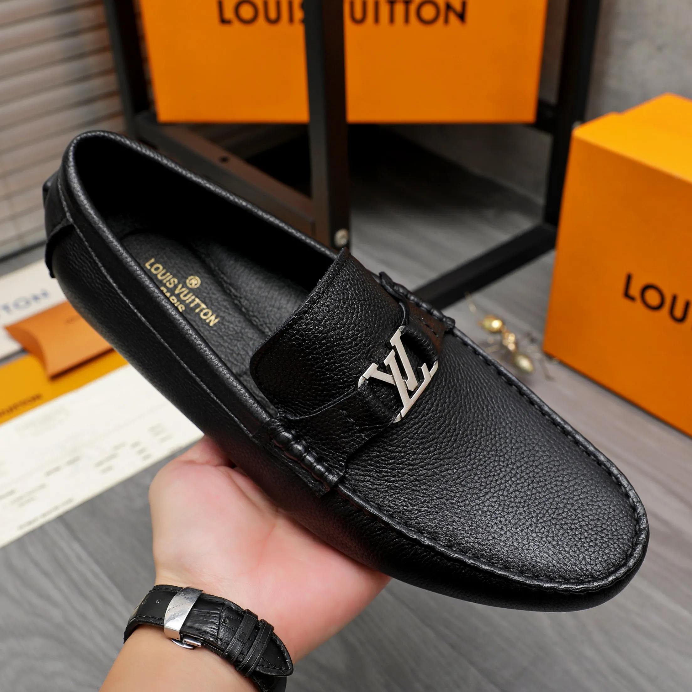 Men's shoes💰400 Product trademark: LV "Louis Vuitton" casual slip-on shoes Regular size: 38-45 (45 is custom-made and non-returnable) Product materials: Selected pebbled cowhide upper, pigskin lining, rubber outsole